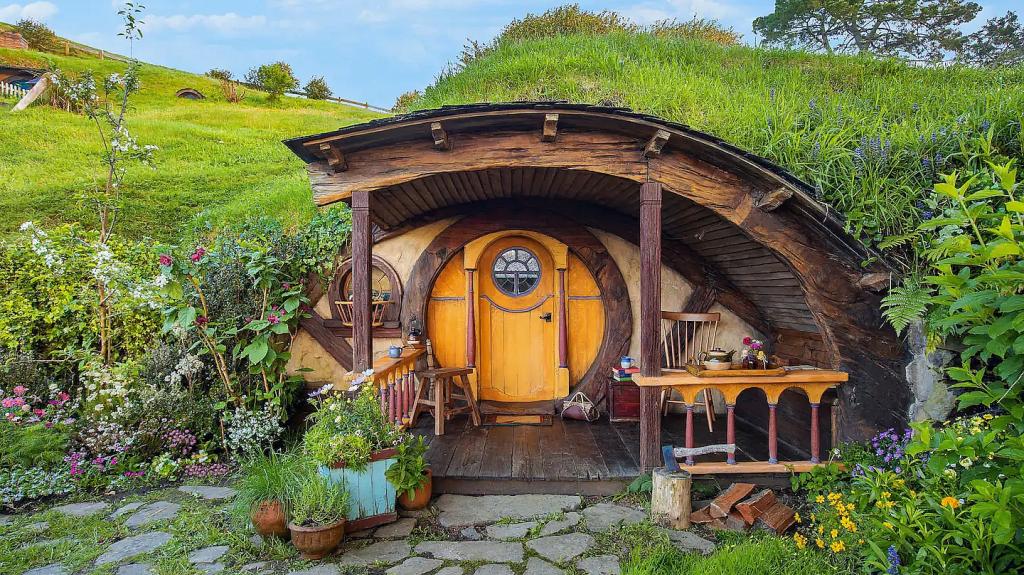 Airbnb: Τώρα μπορείτε να μείνετε στο αυθεντικό σπίτι των Χόμπιτ στη Νέα Ζηλανδία με 6 ευρώ τη βραδιά