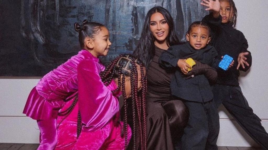 Νταντάδες από «χρυσάφι»: Ο τρελός μισθός που δίνουν οι Kardashians στις γυναίκες που προσέχουν τα παιδιά τους
