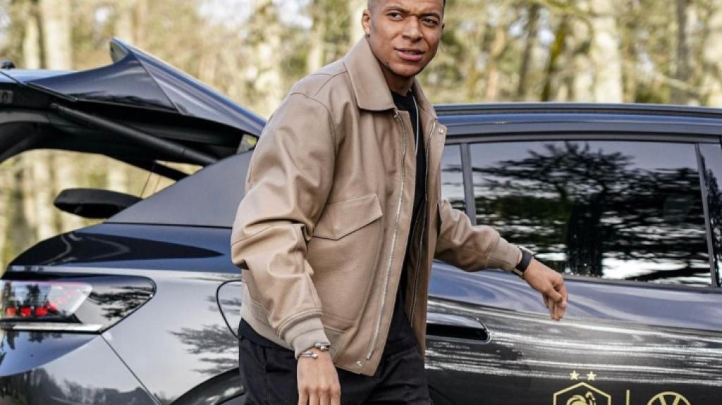 Kylian Mbappe: Έχει ένα γκαράζ γεμάτο πανάκριβα αυτοκίνητα που δεν μπορεί να οδηγήσει