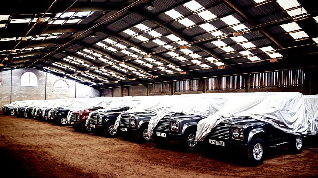  Land Rover Defender: Το 2015 κάποιος αγόρασε 200 από τα τελευταία κομμάτια παραγωγής - Τώρα τα πουλάει για εκατομμύρια
