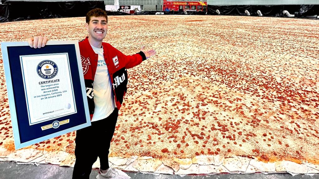 Pizza Hut: Έκανε Παγκόσμιο Ρεκόρ Γκίνες με τη μεγαλύτερη πίτσα του κόσμου και 