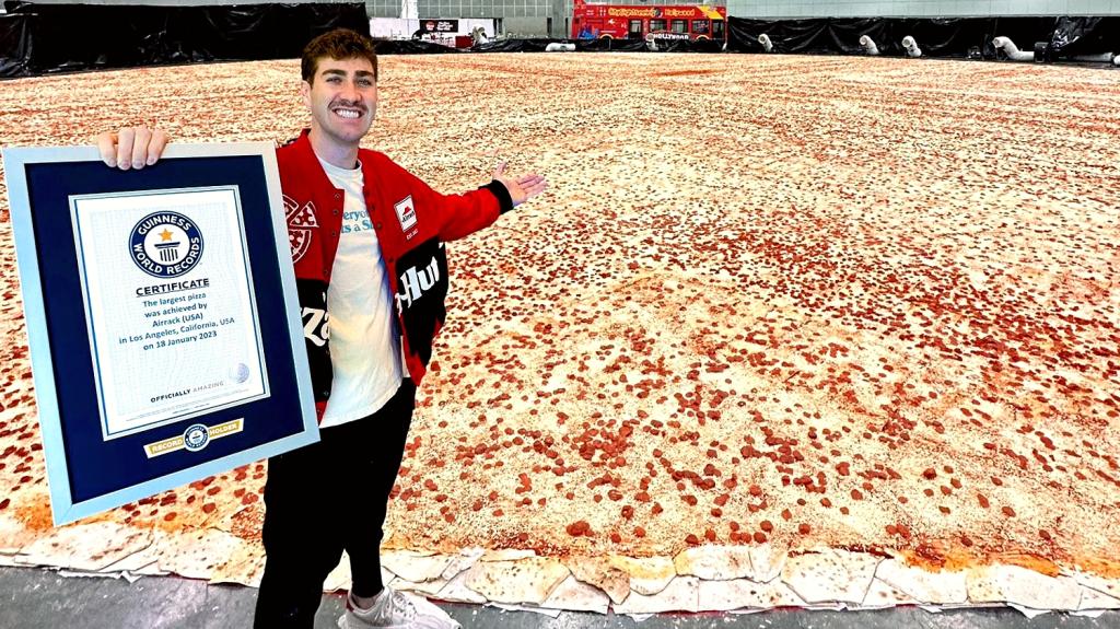 Pizza Hut: Έκανε Παγκόσμιο Ρεκόρ Γκίνες με τη μεγαλύτερη πίτσα του κόσμου και 