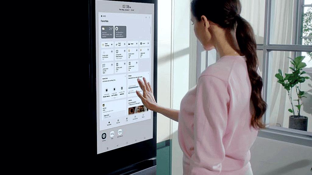 Bespoke Refrigerator Family Hub Plus: Το νέο έξυπνο ψυγείο της Samsung έχει οθόνη αφής 32 ιντσών που παίζει ακόμη και TikTok