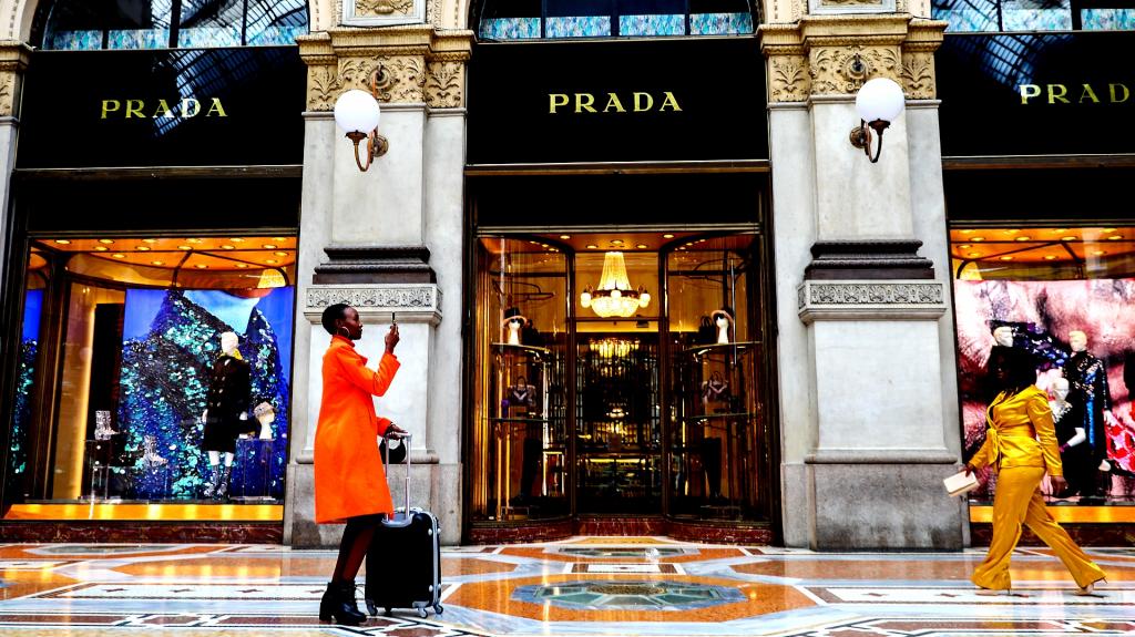Prada: Εκθρόνισε την Gucci και είναι πλέον το πιο hot brand στον πλανήτη της μόδας