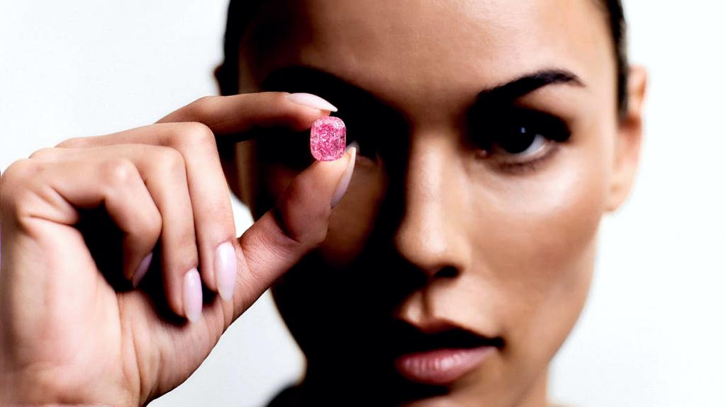 Eternal Pink: Το σπάνιο ροζ διαμάντι των 35 εκατ. δολαρίων βγαίνει σε δημοπρασία από τον οίκο Sotheby's