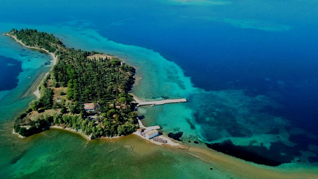 Εthereal: 7,5 εκατ. ευρώ πωλείται το ιδιωτικό νησί απέναντι από την Εύβοια που έκαναν διακοπές οι Beatles