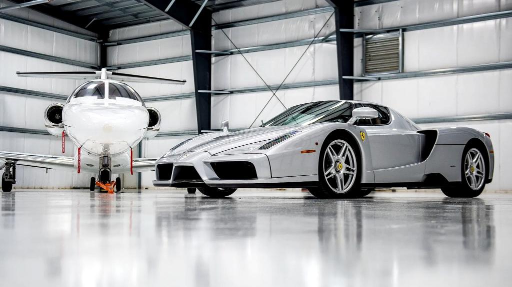Ferrari Enzo: Σε δημοπρασία ένα μοντέλο «του κουτιού» με 227 χλμ. στο κοντέρ - Έχει ακόμη τις προστατευτικές ζελατίνες
