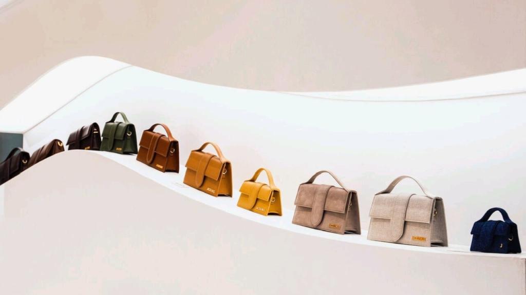 Jacquemus: Ο «βασιλιάς» των pop-ups κάνει κατάληψη στη Galeries Lafayette με ένα τεραστίων διαστάσεων πρότζεκτ