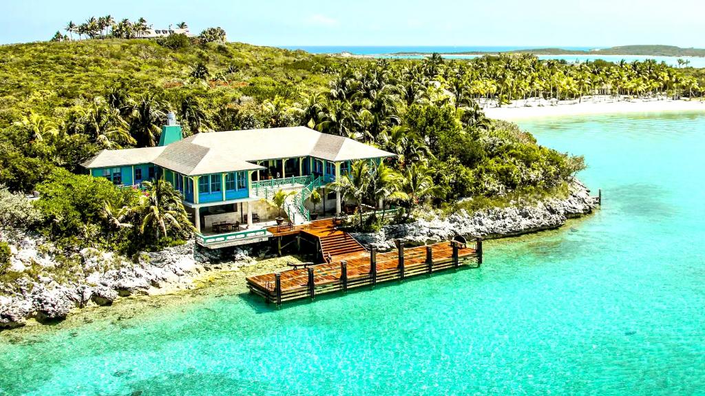 Airbnb: Το πιο ακριβό κατάλυμα της πλατφόρμας είναι το ιδιωτικό νησί του Ντέιβιντ Κόπερφιλντ στις Μπαχάμες