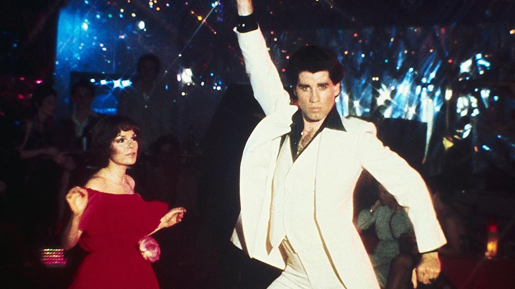 Saturday night fever: Σε δημοπρασία το εμβληματικό λευκό κοστούμι που φορούσε στην ταινία ο Τζον Τραβόλτα