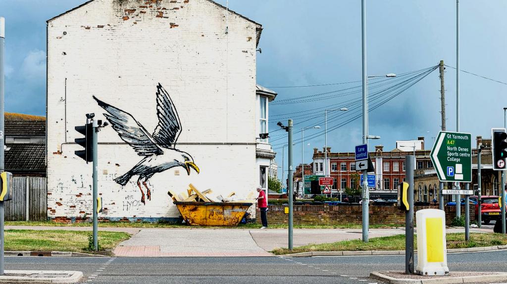 Banksy: Ζευγάρι στη Βρετανία πλήρωσε 230.000 ευρώ για να αφαιρέσει έργο του καλλιτέχνη απ' τον τοίχο του σπιτιού τους