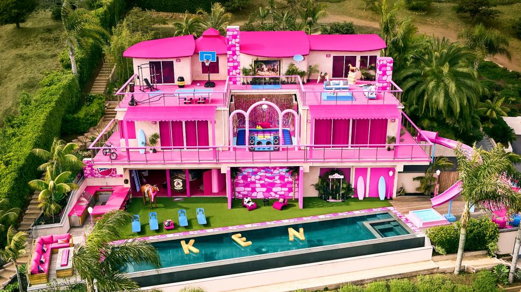 Airbnb: Τώρα μπορείτε να κάνετε διακοπές στην πραγματική ροζ βίλα της Barbie τις ίδιες μέρες με την πρεμιέρα της ταινίας