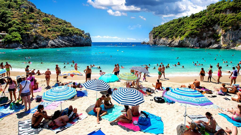 Τάξη στην παραλία: Πρόστιμα σε όσους στήνουν ομπρέλα για να πιάσουν θέση ή παίζουν δυνατά μουσική βάζει η Ν. Ευρώπη