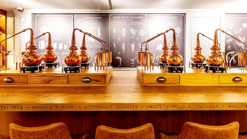 London Bridge Distillery School: Η νέα σχολή που σας μαθαίνει απόσταξη τζιν και blending για ουίσκι και ρούμι 