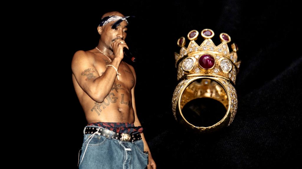 Tupac: Πάνω από 1 εκατ. δολάρια πουλήθηκε το χρυσό δαχτυλίδι που φορούσε στην τελευταία του δημόσια εμφάνιση