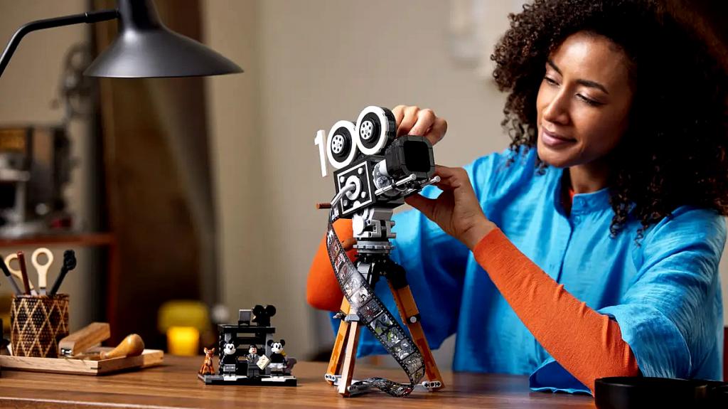 LEGO Walt Disney Tribute Camera: Το νέο σούπερ σετ είναι μια ρετρό κινηματογραφική κάμερα για τα 100 χρόνια Disney
