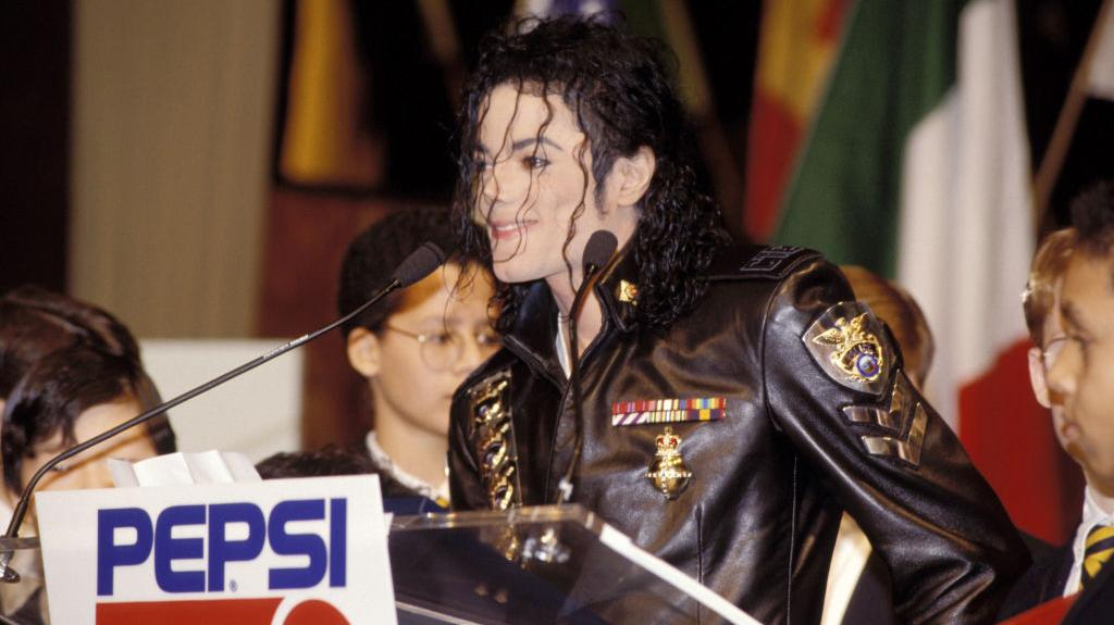 Ασύλληπτα ποσά για ρούχα που φόρεσαν οι Michael Jackson, George Michael και Amy Winehouse