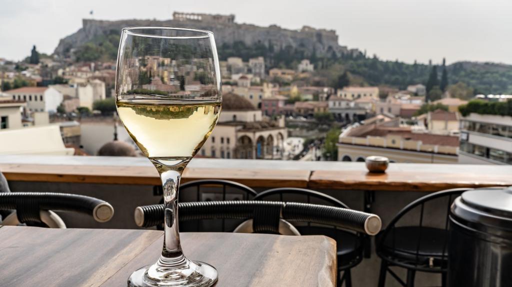 Forbes: Στην ελίτ της παγκόσμιας οινοποιοίας η Ελλάδα - Τα κρασιά που «μάγεψαν»