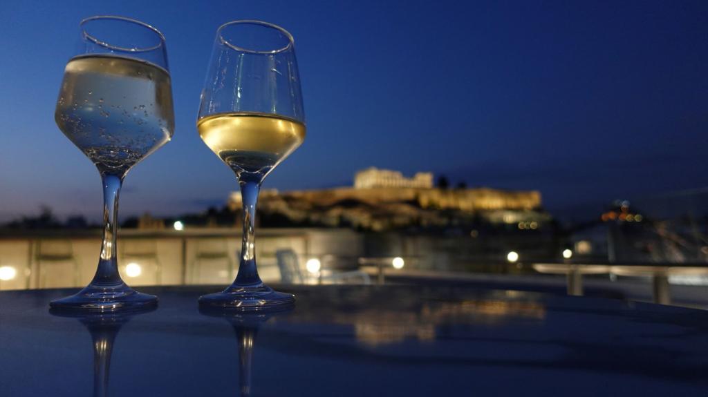 Ημέρα του Αγίου Βαλεντίνου: Ερωτική η Ελλάδα - Αθήνα και Σαντορίνη στους top προορισμούς