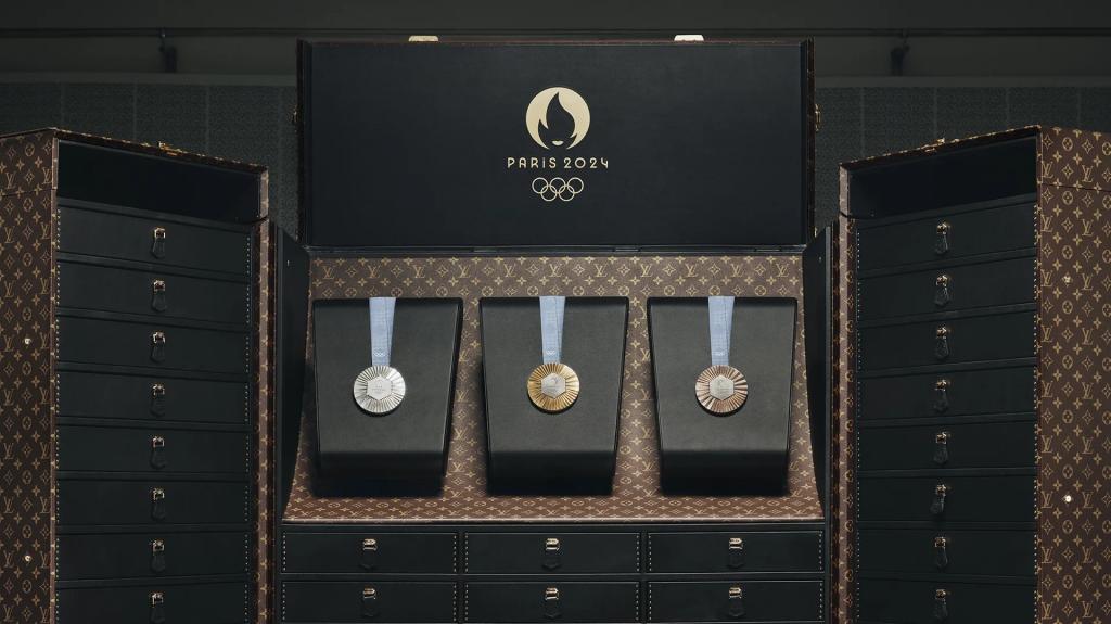Η Louis Vuitton στους Ολυμπιακούς Αγώνες: Ο οίκος μόδας «ντύνει» τα μετάλλια και τη δάδα