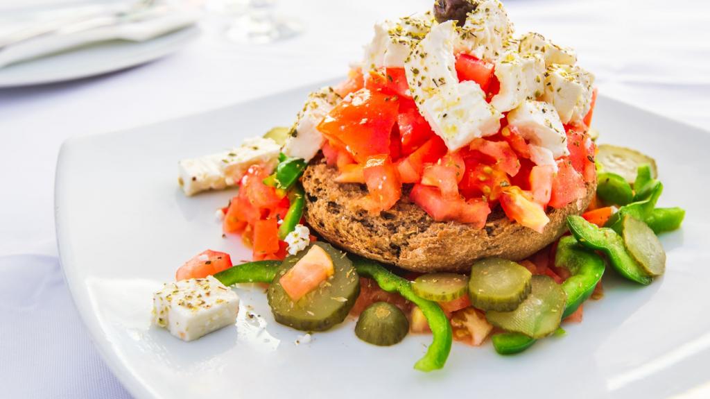 Taste Atlas: 8 ελληνικές σαλάτες στις 100 κορυφαίες παγκοσμίως - Πρωτιά για τον ντάκο