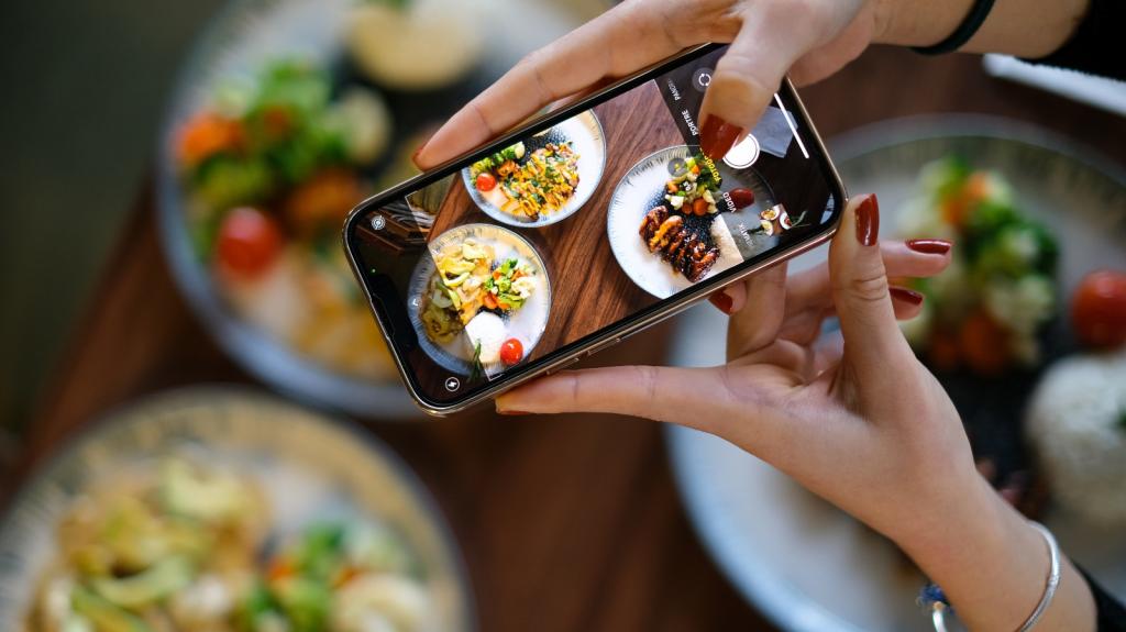 Το εστιατόριο που δεν θέλει Instagram Stories: Δίνει δωρεάν κρασί σε όσους δεν χρησιμοποιούν κινητά τηλέφωνα