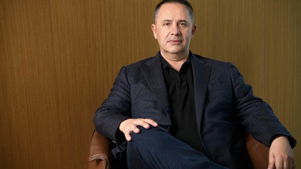 Σαμίρ Μάνε: Ο πρώτος δισεκατομμυριούχος της Αλβανίας - Από πρόσφυγας «έχτισε» αυτοκρατορία