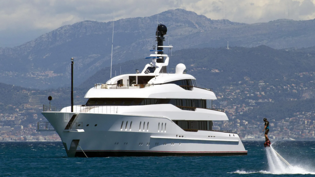 Η πολυτέλεια συναντά τη θάλασσα με 4 superyachts στα κύματα