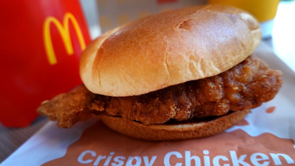 Γιατί ζει στιγμές δόξας το κοτόπουλο των McDonald's