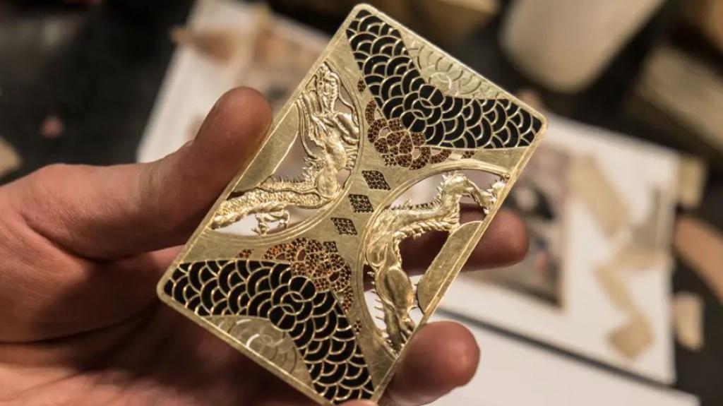 Έτσι φτιάχνονται οι χρυσές πιστωτικές κάρτες με διαμάντια αξίας 50.000 δολαρίων (pics)