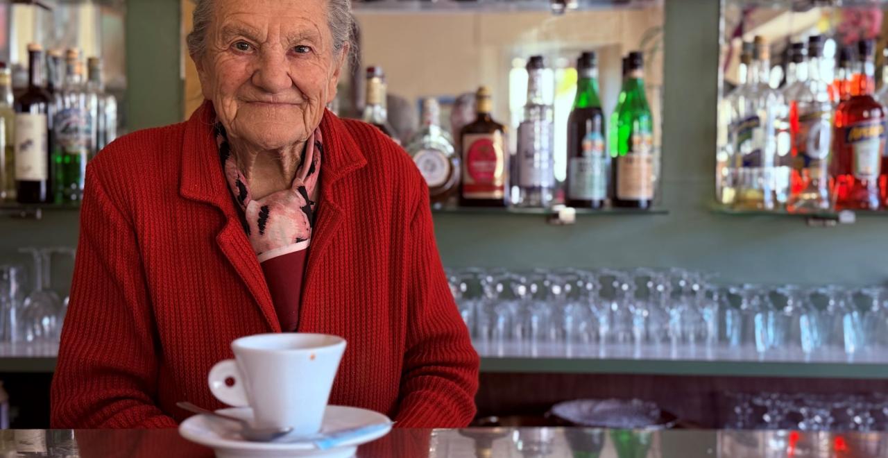 Μπαρίστα 101 ετών φτιάχνει καφέδες από το 1958 - Η ζωή της