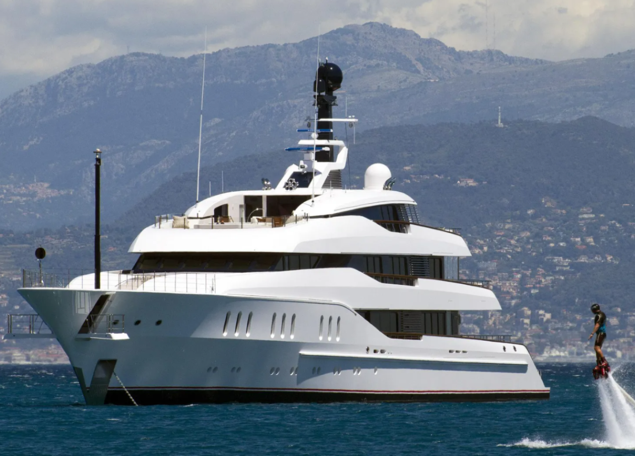 Η πολυτέλεια συναντά τη θάλασσα με 4 superyachts στα κύματα