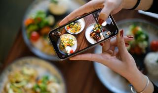 Το εστιατόριο που δεν θέλει Instagram Stories: Δίνει δωρεάν κρασί σε όσους δεν χρησιμοποιούν κινητά τηλέφωνα