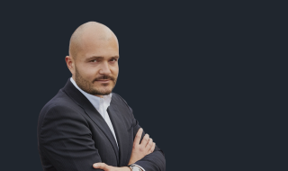 Ο 32χρονος που... παίζει άμυνα, εξοπλίζει την Ευρώπη και πλουτίζει