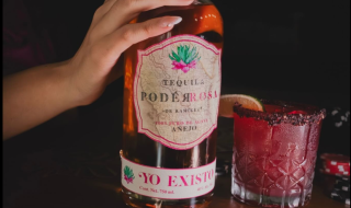 Ένα σφηνάκι από τη finest τεκίλα του έτους