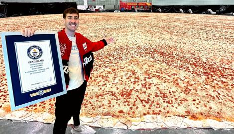 Η Pizza Hut έφτιαξε τη μεγαλύτερη πίτσα του κόσμου - Ισοδυναμεί με 68.000 τυπικά κομμάτια