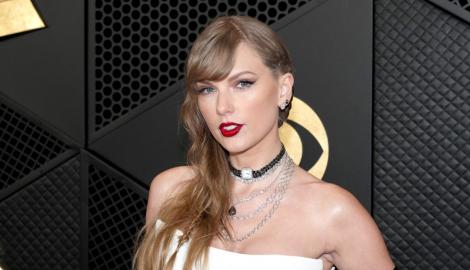 Το ρολόι λαιμού της Taylor Swift στα βραβεία Grammy σταμάτησε τον χρόνο