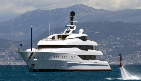 Η πολυτέλεια συναντά τη θάλασσα με 4 superyachts στα κύματα