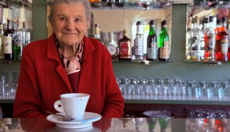 Μπαρίστα 101 ετών φτιάχνει καφέδες από το 1958 - Η ζωή της