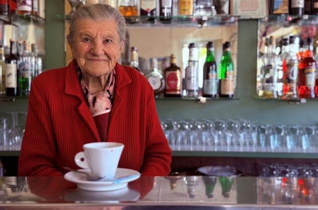 Μπαρίστα 101 ετών φτιάχνει καφέδες από το 1958 - Η ζωή της