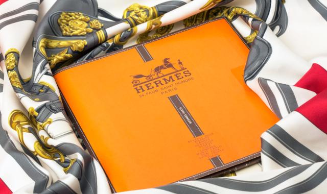 Τι είναι αυτό που κάνει τα μεταξωτά μαντίλια Hermès να ξεχωρίζουν;
