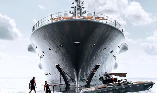 Superyacht Ρώσου ολιγάρχη νοίκιασε ο Bezos για να πάει στα γενέθλια του Bill Gates