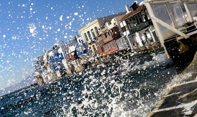Άγγλοι έκαναν «σπίτι» ένα ιστιοπλοϊκό και ζουν με τα παιδιά τους στην Ελλάδα