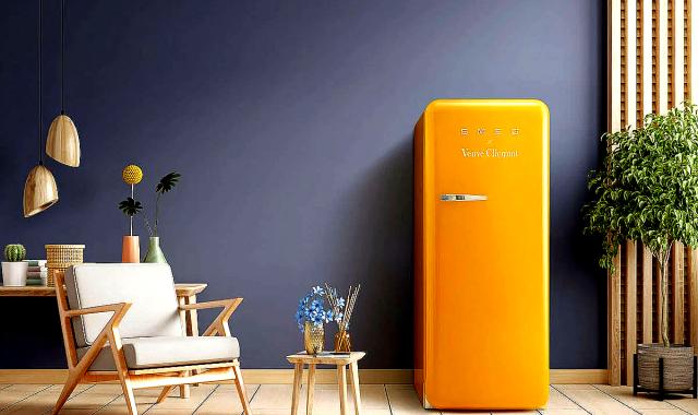 Άφθονη παγωμένη σαμπάνια σε δύο design ψυγεία Smeg x Veuve Clicquot