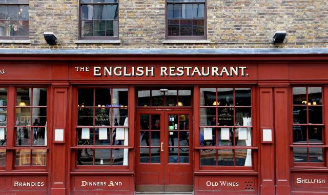 Τα κορυφαία εστιατόρια του Λονδίνου έχασαν τους Έλληνες σερβιτόρους και δεν βρίσκουν προσωπικό