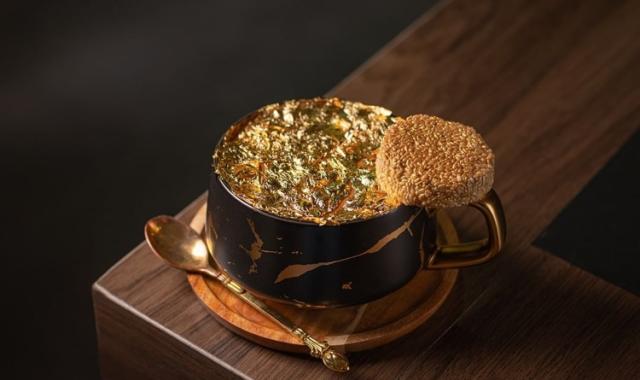 Ο χρυσός καπουτσίνο των 25 ευρώ ξεπούλησε τις φετινές γιορτές