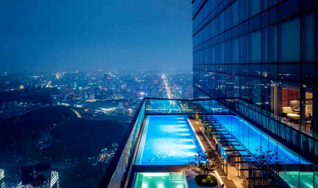 H ψηλότερη εξωτερική πισίνα του κόσμου άνοιξε στην Κίνα 323 μέτρα πάνω από το έδαφος