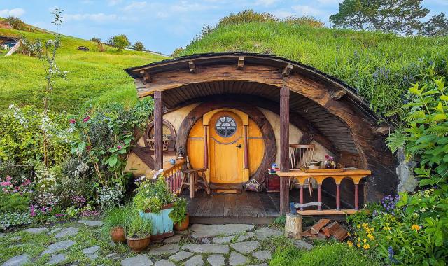 Τώρα μπορείτε να μείνετε στο αυθεντικό σπίτι των Χόμπιτ με 6 ευρώ τη βραδιά