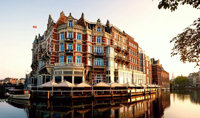 Γιατί να αρκεστείτε στην προεδρική σουίτα ενώ μπορείτε να κλείσετε ολόκληρο το θρυλικότερο ξενοδοχείο του Άμστερνταμ;