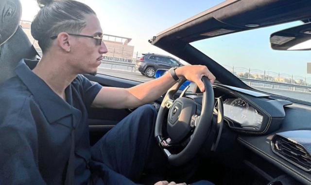 Ο Κώστας Τσιμίκας ζει το όνειρό του οδηγώντας μια Lamborghini Huracan Evo Spyder αξίας 200.000 ευρώ